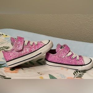 Size 5 converse purple glitter! Only worn once.